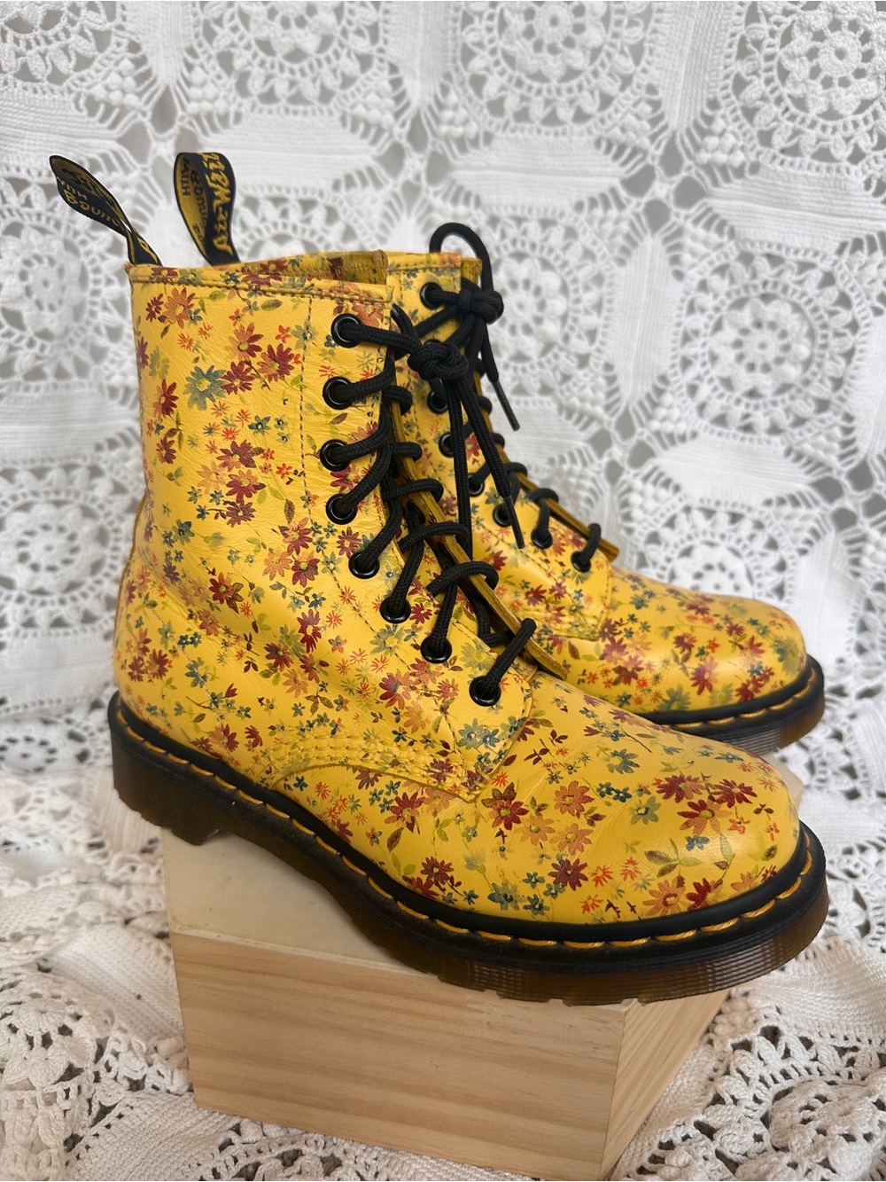 Rare Dr. Martens 1460 Sun Yellow Ditzy Floral Combat Boots Women's Size 7